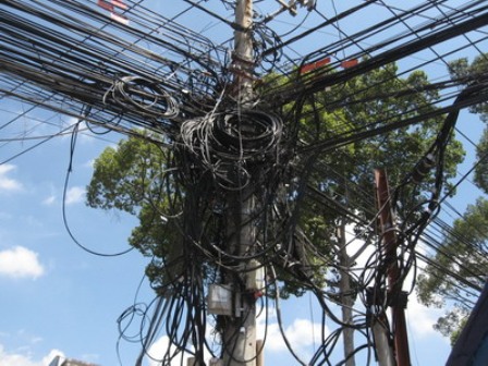 Các tổ chức, cá nhân có đường dây, cáp và đường ống lắp đặt mới có trách nhiệm bố trí vào công trình hạ tầng kỹ thuật sử dụng chung đã được xây dựng.