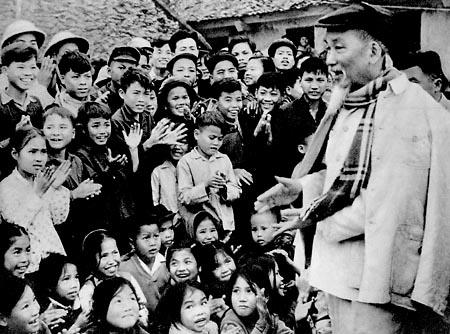Bác Hồ với quần chúng nhân dân.