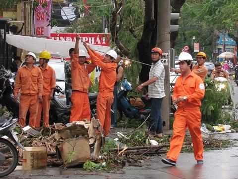 Khắc phục lưới điện sau bão số 8