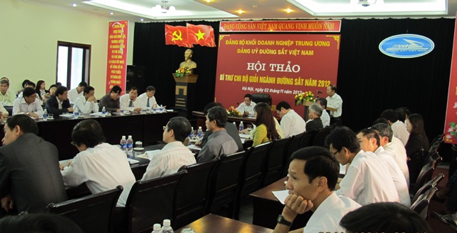 Đồng chí Đoàn Duy Hoạch- Phó Bí thư Thường trực Đảng ủy Đường sắt Việt Nam chủ trì Hội thảo.
