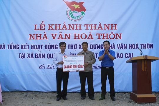 Đ/c Hồ Xuân Trường, Ủy viên BCH Trung ương Đoàn, Bí thư Đoàn Khối trao biển tượng trưng số kinh phí hỗ trợ đợt II xây dựng nhà văn hóa thôn cho xã Bản Qua
