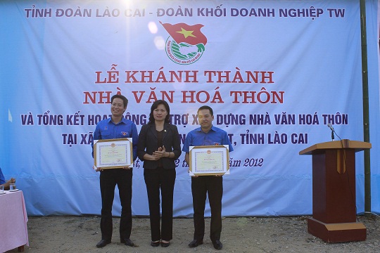 Đ/c Hà Thị Nga, Tỉnh ủy viên, Phó Chủ tịch UBND tỉnh Lào Cai trao bằng khen của UBND tỉnh cho 2 tập thể là Đoàn Khối Doanh nghiệp Trung ương và Đoàn Tập đoàn Dầu khí Quốc gia Việt Nam 