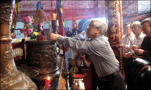 Tổng Bí thư thắp hương tưởng nhớ các vua Trần