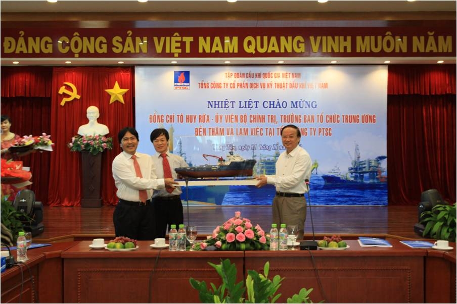 Lãnh đạo PTSC tặng mô hình tàu dịch vụ PTSC cho đồng chí Tô Huy Rứa