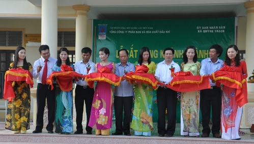 Cắt băng khánh thành công trình trường Quỳnh Lưu