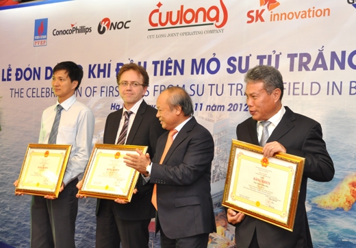 Tổng giám đốc Petrovietnam Đỗ Văn Hậu trao tặng bằng khen cho tập thể Cửu Long JOC và đại diện cho 11 cá nhân có thành tích xuất sắc trong việc thực hiện dự án