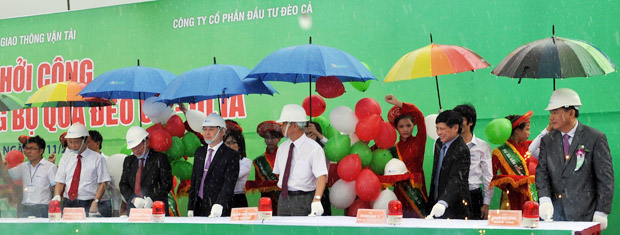 Các đại biểu bấm nút khởi công xây dựng dự án