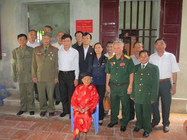 Lãnh đạo tỉnh Bắc Giang, huyện Việt Yên, Hội CCB Tập đoàn chụp ảnh cùng mẹ Nguyễn Thị Đậu