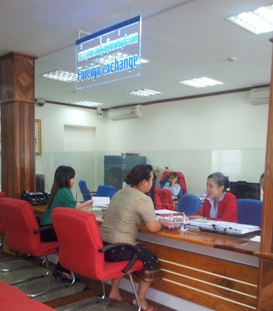 Giao dịch tại Ngân hàng VietinBank ở Viên Chăn - Lào