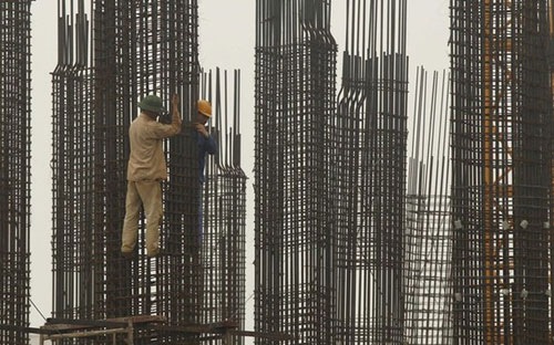 Các chuyên gia cho rằng Việt Nam cần xem năm 2013 là năm bản lề cho những năm kế tiếp nên cần tập trung duy trì ổn định vĩ mô, giữ tăng trưởng ổn định; tháo gỡ khó khăn cho cộng đồng doanh nghiệp - Ảnh: Reuters.