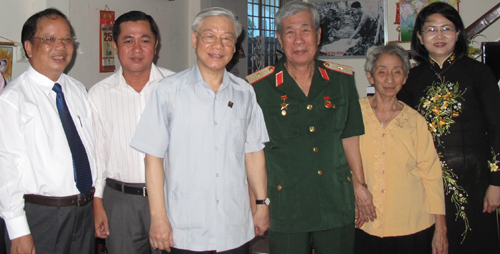 Tổng Bí thư cũng thăm hỏi và tặng quà Thiếu tướng Phạm Phi Hùng, Anh hùng lực lượng vũ trang nhân dân, hiện sống ở phường 8, thành phố Vĩnh Long