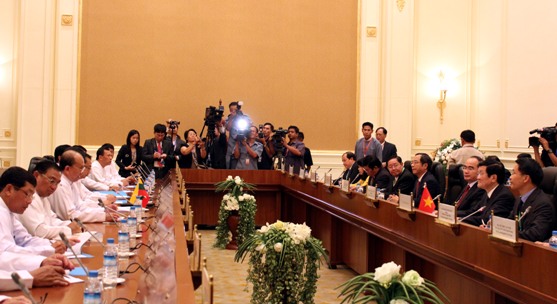 Hai bên tiến hành hội đàm