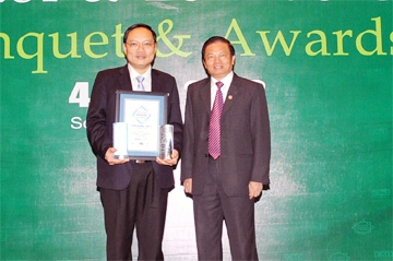 Phó Tổng giám đốc VietinBank Phạm Anh Tuấn nhận giải thưởng từ Ban tổ chức