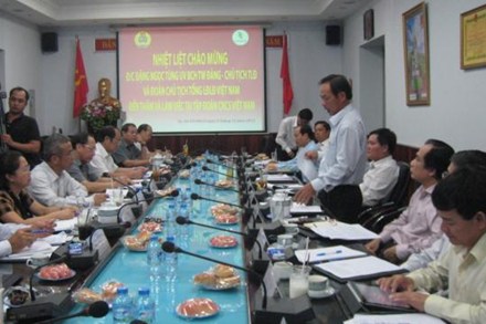 Ông Trần Ngọc Thuận – Bí thư Đảng uỷ, Tổng Giám đốc Tập đoàn Caosu VN - báo cáo với đoàn công tác về sự phối hợp với CĐ Caosu trong việc đảm bảo đời sống cho hàng trăm ngàn NLĐ.