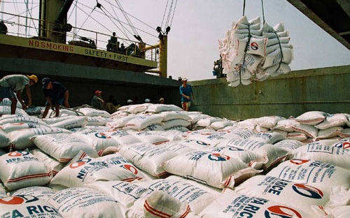 Theo nhóm nghiên cứu, cần có giải pháp nhằm khắc phục tình trạng đình đốn sản xuất của các doanh nghiệp như thực hiện chính sách miễn giảm thuế, phí…, hỗ trợ và thúc đẩy tiêu dùng nội địa