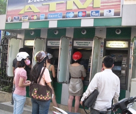 Theo Ngân hàng Nhà nước, các mức phí cụ thể sẽ là: Phí phát hành thẻ từ 0 - 100.000 đồng/thẻ; phí thường niên từ 0 - 60.000 đồng/thẻ/năm.