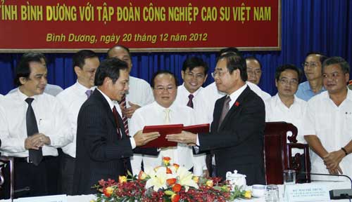 Ủy viên Trung ương Đảng, Bí thư Tỉnh ủy Mai Thế Trung (phải) và Tổng Giám đốc Tập đoàn Công nghiệp Cao su Việt Nam Trần Ngọc Thuận ký kết quy chế phối hợp công tác và hợp tác toàn diện Ảnh: QUỐC CHIẾN