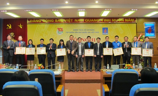 Đại diện các tập thể của Đoàn Tập đoàn nhận Bằng khen của Trung ương Đoàn