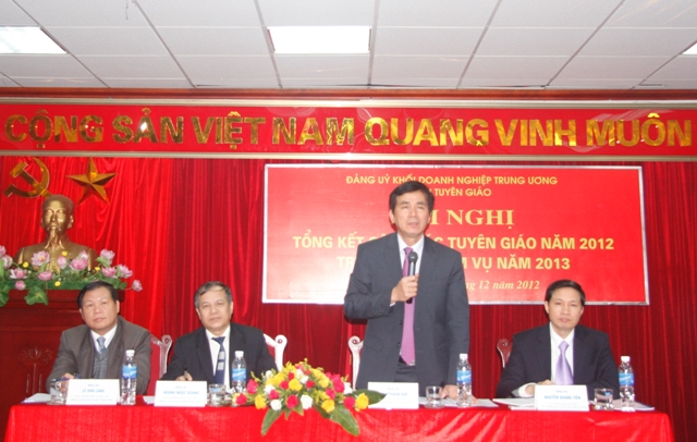 Đồng chí Trần Thanh Khê, Ủy viên Ban Thường vụ, Trưởng ban Tuyên giáo Đảng ủy Khối phát biểu.