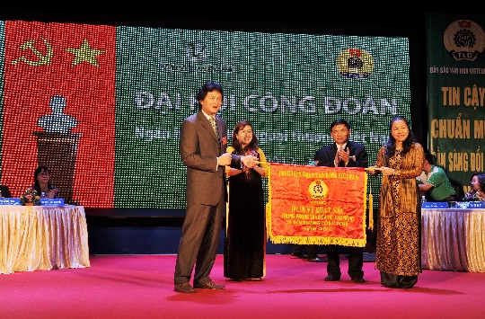 ồng chí Nguyễn Thị Thu Hồng - Phó Chủ tịch Tổng Liên đoàn Lao động Việt Nam đã trao tặng Cờ thi đua của Tổng Liên đoàn Lao động Việt Nam “Đơn vị xuất sắc trong phong trào CNVC lao động và hoạt động Công đoàn năm 2012” cho Công đoàn Vietcombank.
