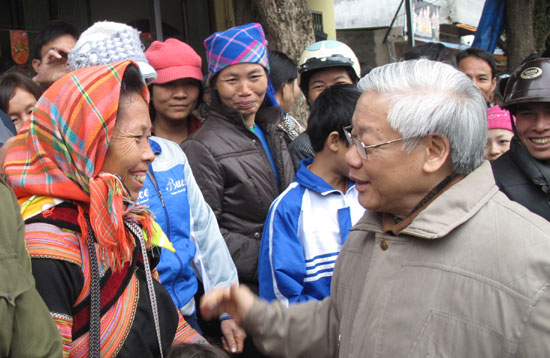 Tổng Bí thư trò chuyện với người dân Bản Lầu