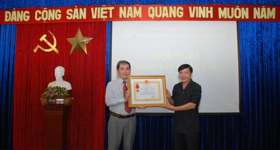 đồng chí Bùi Văn Cường - Bí thư Đảng ủy Khối Doanh nghiệp Trung ương trao tặng Huân chương Lao động hạng Nhì của Chủ tịch nước cho Tổng Công ty Lương thực miền Nam