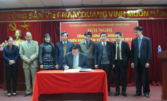 Đồng chí Trần Thanh Khê - Ủy viên Ban thường vụ Đảng ủy Khối, trưởng ban Tuyên giáo ký giao ước thi đua với lãnh đạo các ban, đơn vị