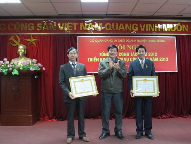 Đồng chí bùi Văn Cường đã trao huy hiệu 30 năm tuổi Đảng cho đồng chí Lê Hữu Dũng và 40 năm tuổi Đảng cho đồng chí Bùi Đức Hiền.