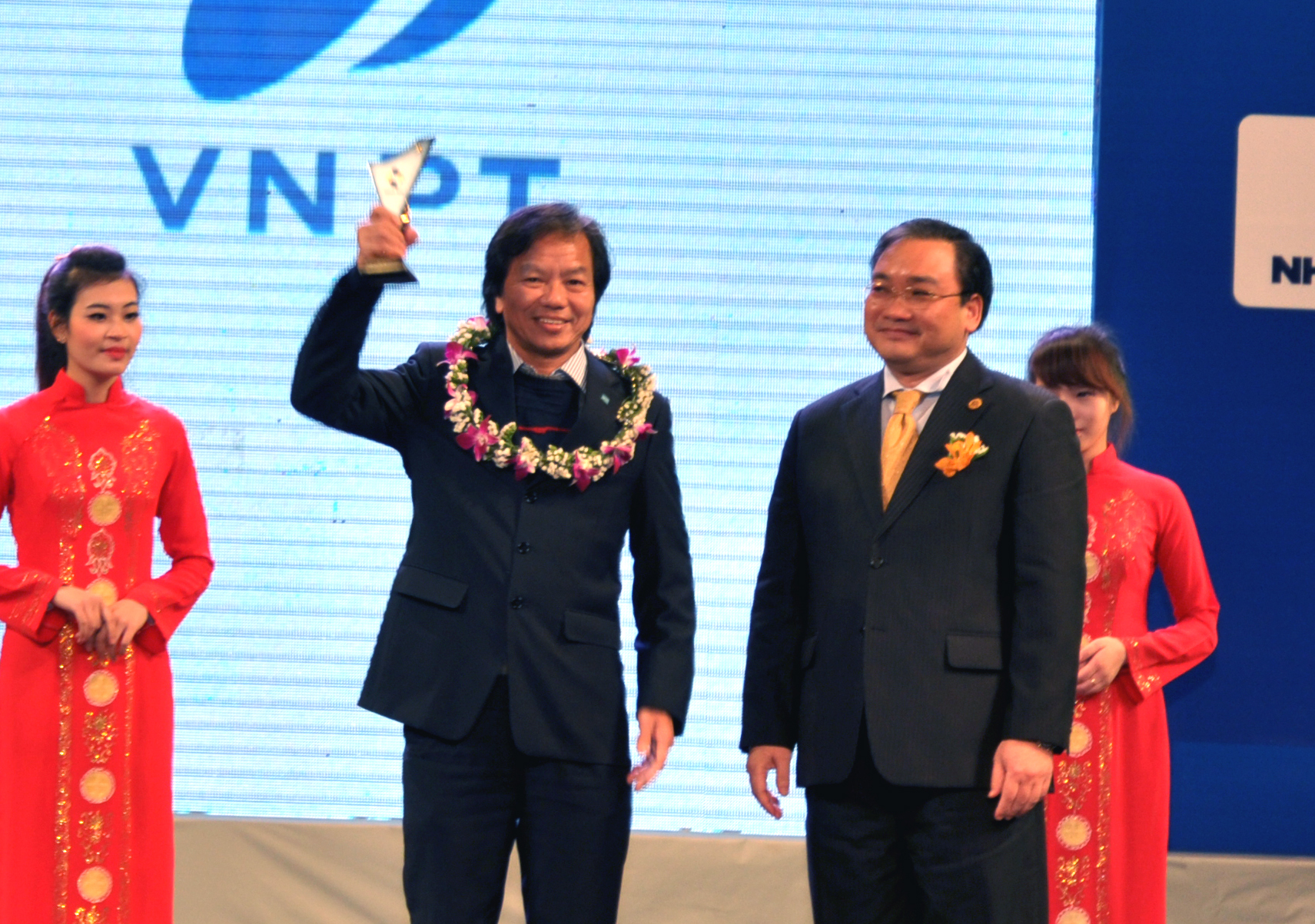 Phó Thủ tướng Hoàng Trung Hải trao Biểu trưng Thương hiệu quốc gia năm 2012 cho đại diện VNPT ông Bùi Quốc Việt - Giám đốc TTTT&QHCC