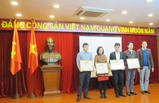 Các cá nhân thuộc Chi đoàn Cơ quan Đảng ủy Khối nhận Bằng khen của Đoàn Khối doanh nghiệp Trung ương 