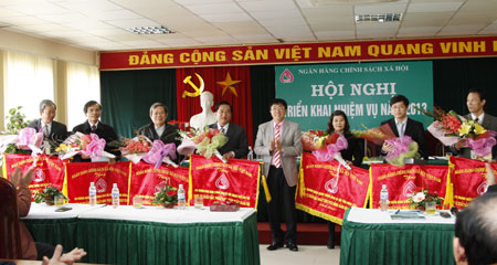 7 đơn vị xuất sắc nhất năm 2012 cũng đã được nhận Cờ thi đua