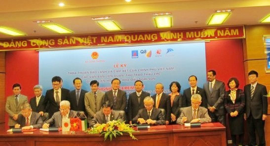 Ký cam kết bảo lãnh của Chính phủ giữa Chính phủ Việt Nam với các nhà đầu tư nước ngoài dưới sự chứng kiến của Phó Thủ tướng Chính phủ Hoàng Trung Hải, Bộ trưởng Bộ Công thương Vũ Huy Hoàng, Bí thư Đảng ủy Khối Bùi Văn Cường và đại diện các bên liên quan