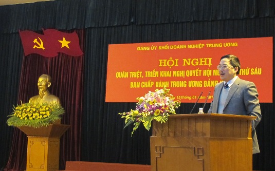 Đồng chí Đặng Quyết Tiến - Phó cục trưởng Cục Tài chính Doanh nghiệp, Bộ Tài chính trình bày Kết luận của Trung ương về tiếp tục sắp xếp, đổi mới và nâng cao hiệu quả doanh nghiệp Nhà nước 