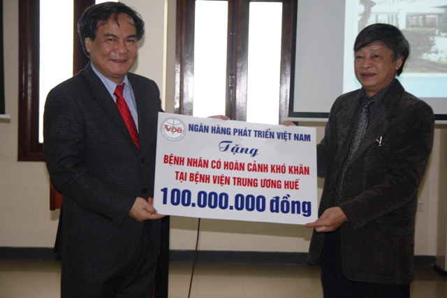 Tổng Giám đốc NHPT đã trao tặng 100 triệu đồng nhằm hỗ trợ các bệnh nhân có hoàn cảnh khó khăn đang điều trị tại Bệnh viện TƯ Huế