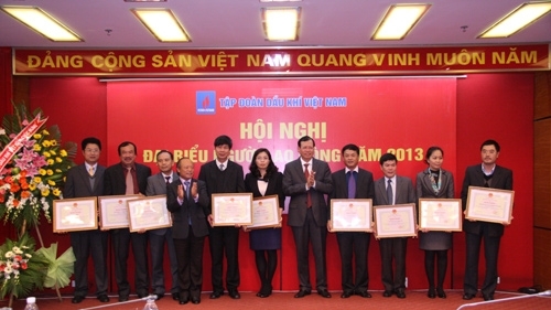 Thừa ủy quyền của Thủ tướng, lãnh đạo PVN trao Bằng khen của Thủ tướng Chính phủ cho các cá nhân có thành tích xuất sắc