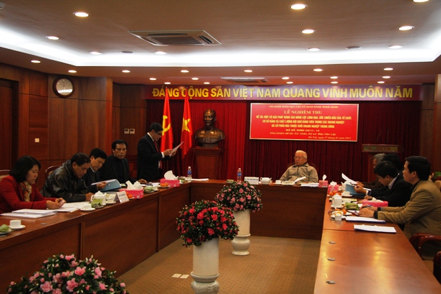 Đồng chí Mạc Văn Lập, chuyên viên cao cấp, Ban Tổ chức Đảng ủy Khối Doanh nghiệp Trung ương chủ nhiệm đang bảo vệ đề tài