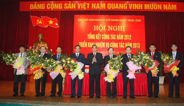 Đồng chí Lê Hồng Anh, Ủy viên Bộ Chính trị, Thường trực Ban Bí thư tặng hoa chúc mừng các đồng chí vừa được bổ sung vào Ban Thường vụ, Ban Chấp hành Đảng bộ Khối 