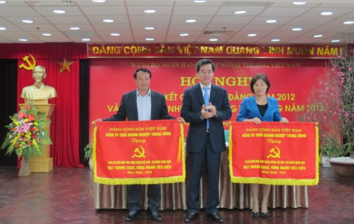 Đồng chí Nguyễn Quang Dương - Phó Bí thư Đảng ủy Khối tặng Cờ cho các tổ chức cơ sở Đảng trong sạch, vững mạnh tiêu biểu năm 2008 - 2012