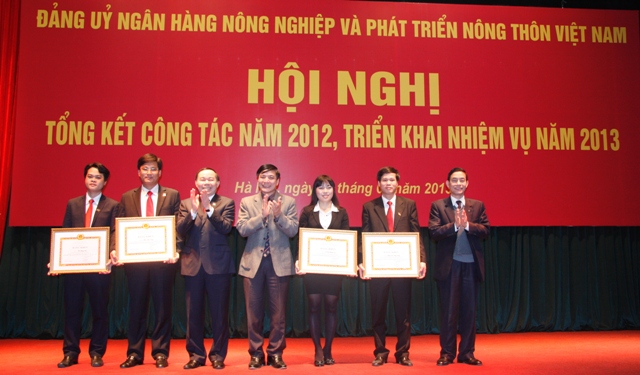 Đồng chí Bùi Văn Cường, Bí thư Đảng ủy Khối DNTƯ và đồng chí Nguyễn Ngọc Bảo, Ủy viên Ban thường vụ Đảng ủy Khối DNTƯ, Bí thư Đảng ủy Agribank trao Bằng khen đảng viên 