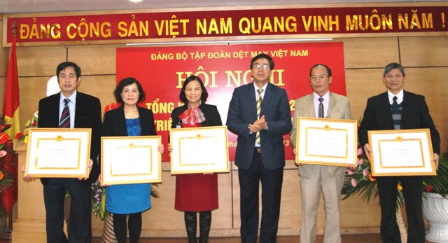 Đại diện các tập thể, cá nhân tiêu biểu của Đảng bộ Tập đoàn nhận khen thưởng của Đảng ủy Khối.