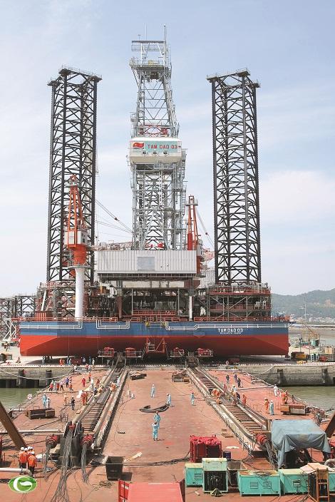 Giàn khoan tự nâng có tổng trọng lượng gần 12.000 tấn, chiều dài chân 145m, hoạt động ở độ sâu tới 90m nước và chiều sâu khoan đến 6.100 m