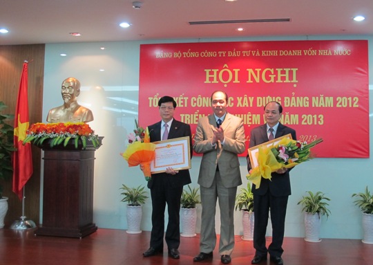 Các chi bộ trực thuộc và đảng viên có thành tích xuất sắc trong công tác xây dựng Đảng nhận Giấy khen của Đảng ủy SCIC