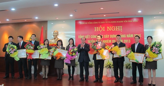 Các chi bộ trực thuộc và đảng viên có thành tích xuất sắc trong công tác xây dựng Đảng nhận Giấy khen của Đảng ủy SCIC