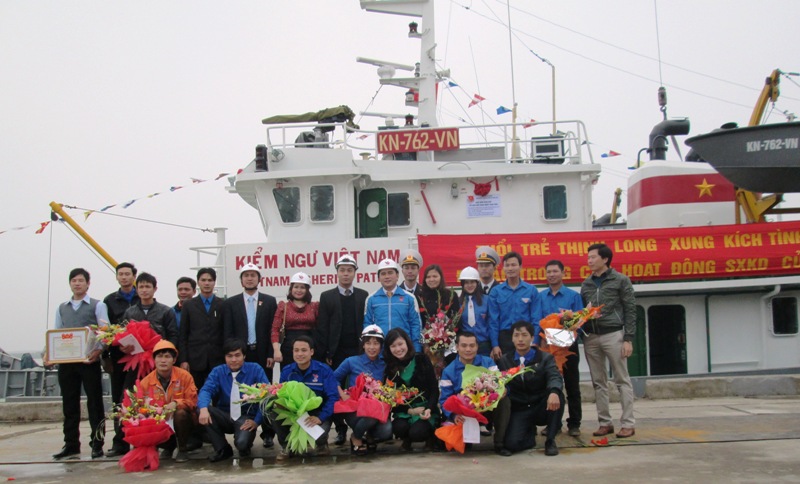 Đại diện Đoàn Khối và lãnh đạo Công ty TNHH MTV Đóng tàu Thịnh Long trao bằng khen cho tập thể, cá nhân có thành tích xuất sắc trong công tác Đoàn và phong trào thanh niên của đơn vị