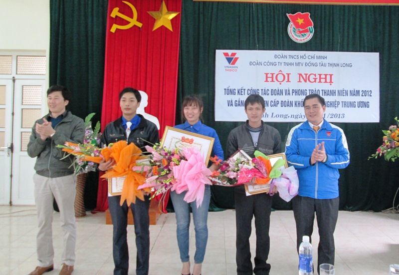 Lễ gắn biển Công trình thanh niên “Xây dựng phương án thi công và tách bệ cẩu chuyển, đấu đà hạ thủy tàu cá số 01”