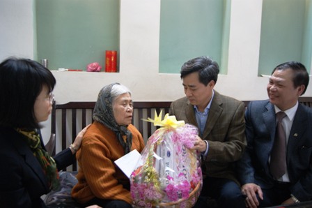 Đồng chí Nguyễn Quang Dương, Phó Bí thư Đảng ủy Khối Doanh nghiệp Trung ương, Bí thư Đảng ủy Cơ quan Đảng ủy Khối đến thăm, chúc Tết cụ Đỗ Thị Hồng 