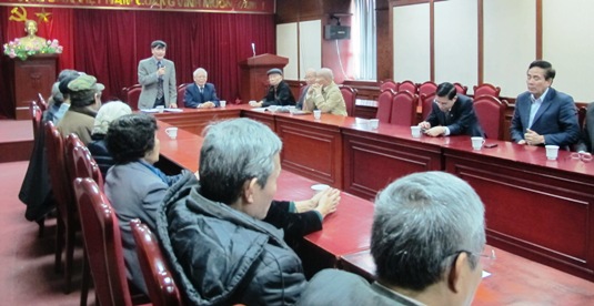 Đồng chí Bùi Văn Cường - Bí thư Đảng ủy Khối chúc mừng năm mới cán bộ hưu trí