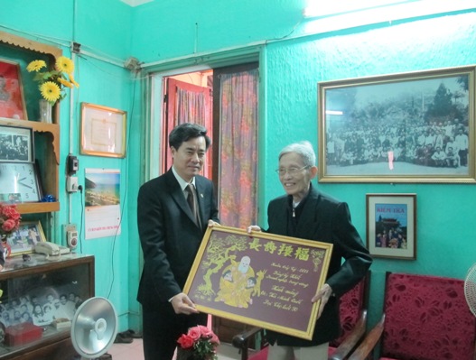 Phó Bí thư Nguyễn Quang Dương đã trao tặng bức trướng và quà nhân dịp đồng chí Hà Mình Quốc mừng thọ 90 tuổi