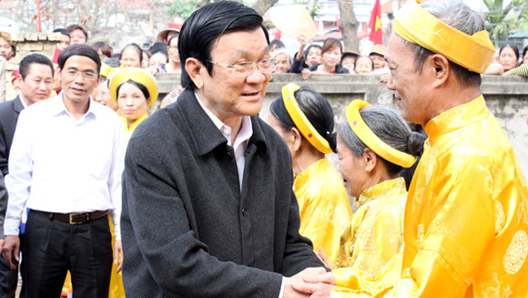 Chủ tịch nước thăm hỏi các cụ cao tuổi tại xã Tây Tựu