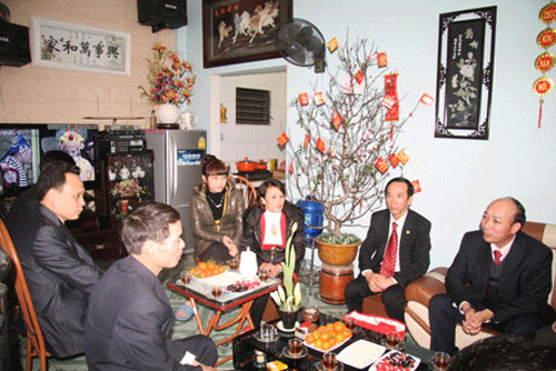 Lãnh đạo Tập đoàn chúc tết một gia đình thợ mỏ